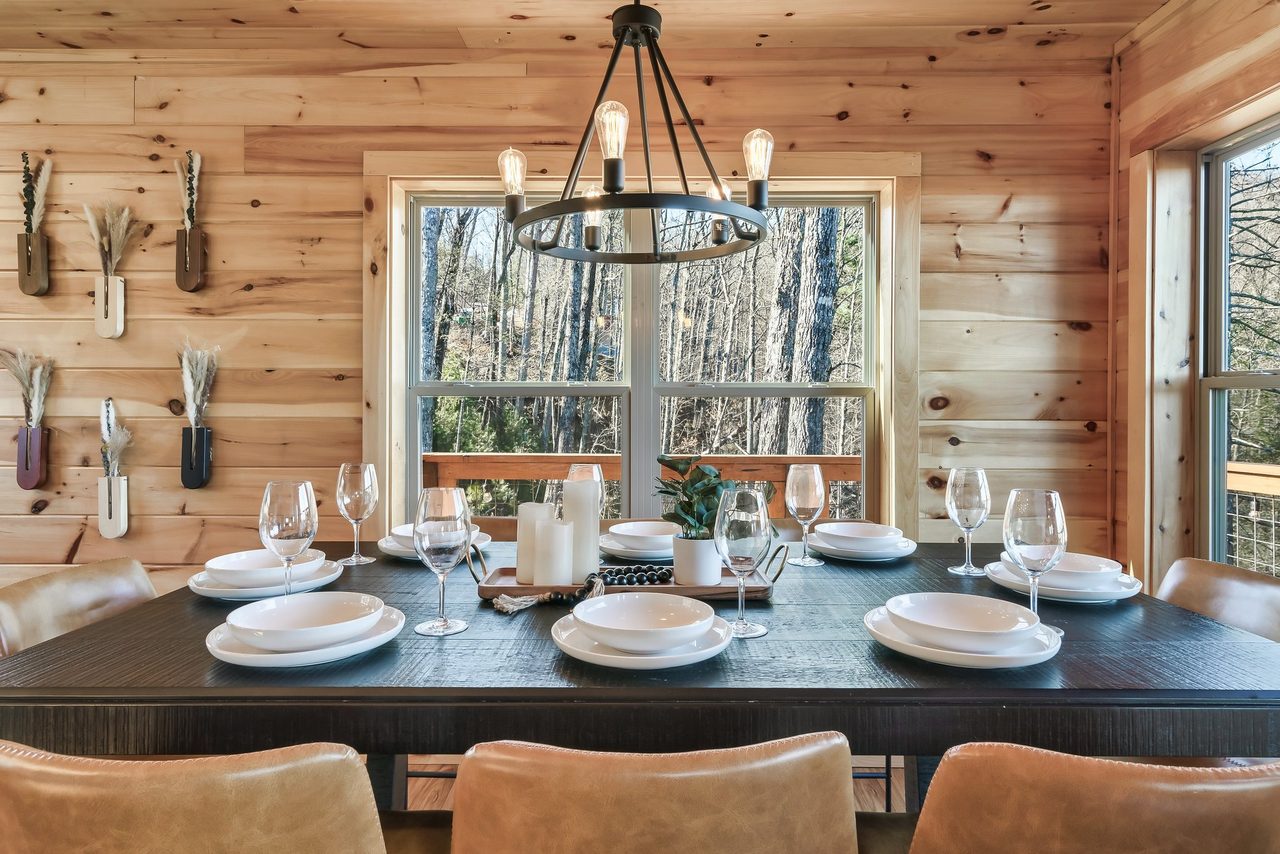 Dining area with 8 seats - kitchen island with 4 seats