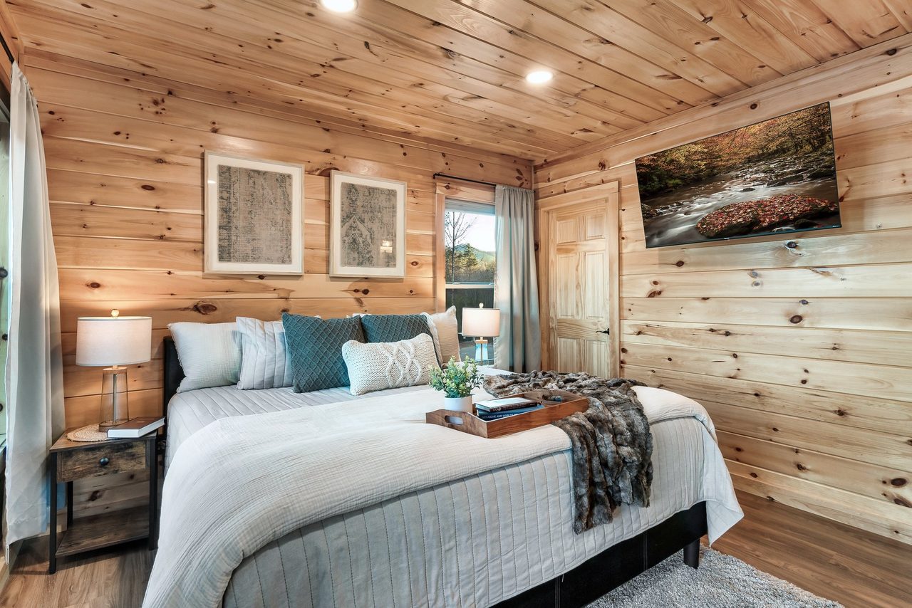 Bed 1: Entry level, King, TV, Deck, & En-Suite Full Bathroom