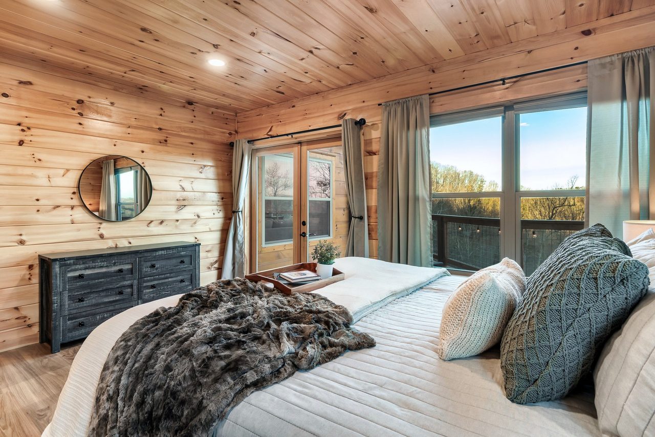 Bed 1: Entry level, King, TV, Deck, & En-Suite Full Bathroom