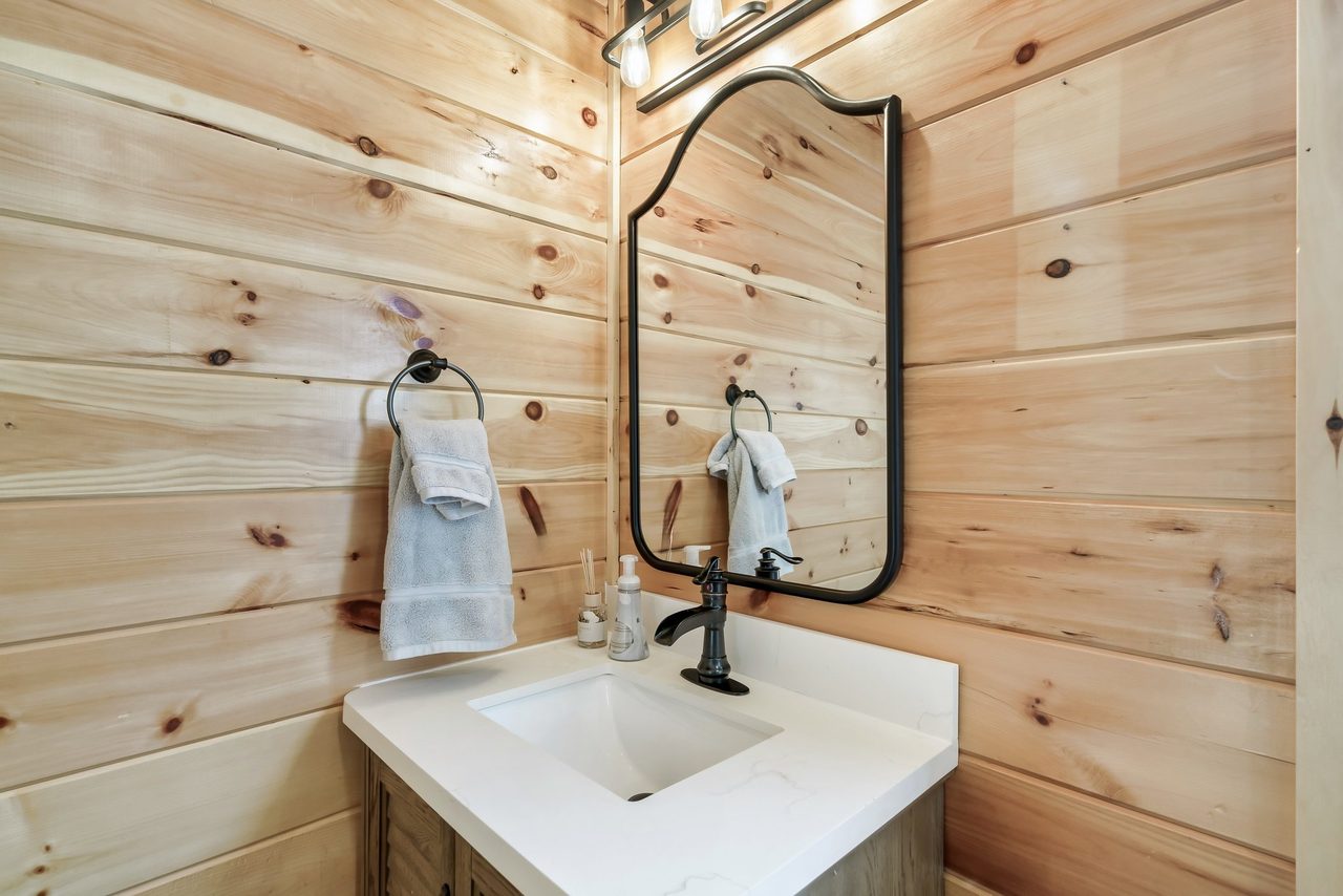 Bath 3: en-suite with standing shower